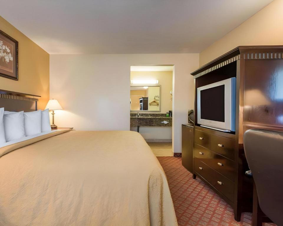 Quality Inn San Bernardino Buitenkant foto